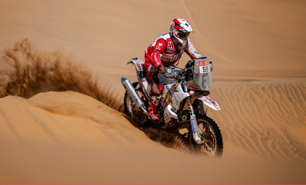 Bartlomiej Tabin riding through the Dakar Rally desert