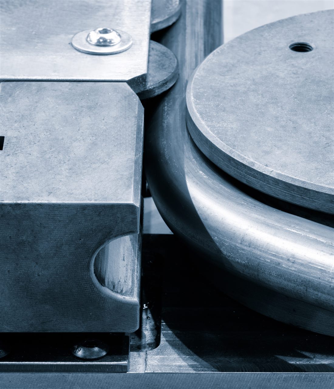 Mandrel tube bender forming a smooth bend in metal tube